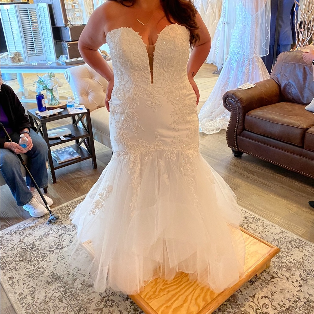 Essence of Aus wedding gown NEVER WORN